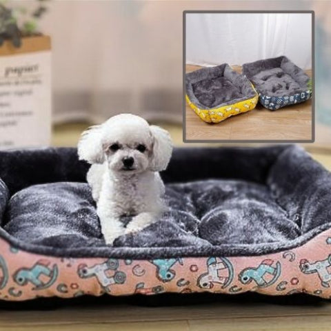 caniche allongé dans panier pour chien fibre naturelle chouette