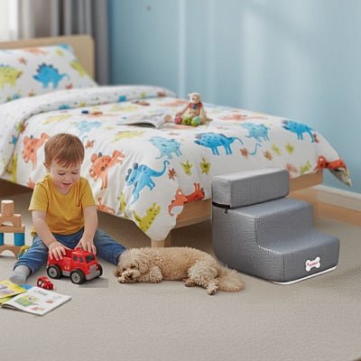 Caniche toy couché prèsd'un escalier pour chien Timon gris