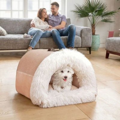 Bichon bolonais couché dans panier grotte pour chien Moumou antidérapant marron