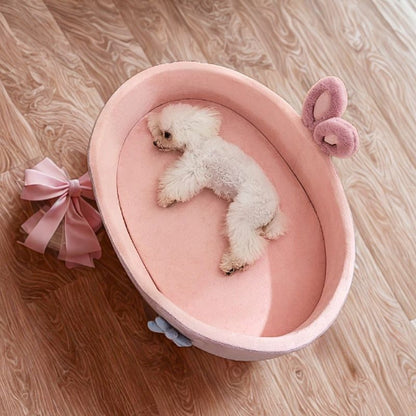 bichon allongé dans couchage chien douillet rosi