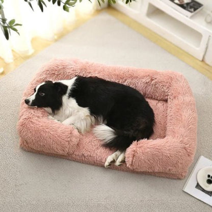 border collie se détend dans panier chien rose rectangle