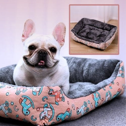 bouledogue francais assis dans panier pour chien rose chouette