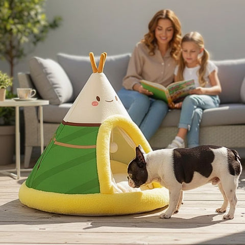 bouledogue français devant entrée tipi pour chien vert kiri