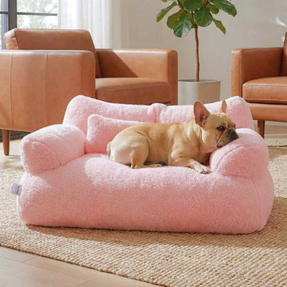 bouledogue francais relaxant sur panier à chien rose canapé