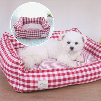 caniche allongé dans panier chien rouge cocooning