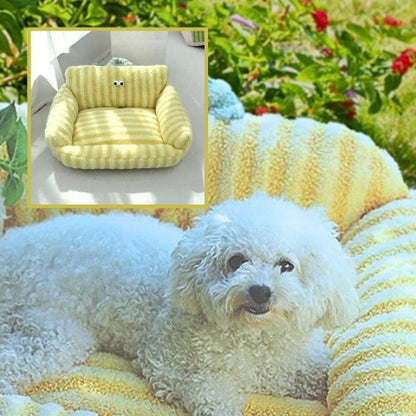 caniche allongé sur coussin pour chien jaune canapé