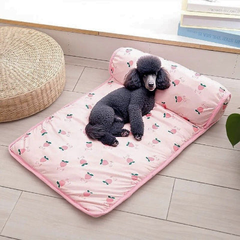 caniche allongé sur tapis pour chien  rafraichissant rose chouchou