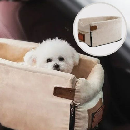 caniche assis dans panier pour chien beige bagnole