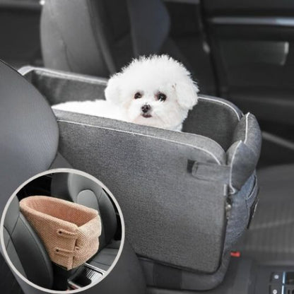 caniche assis dans panier pour chien déhoussable bagnole