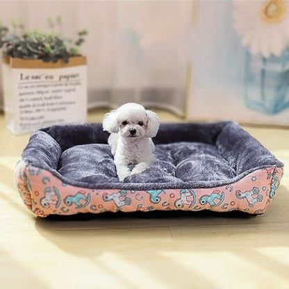 caniche couché dans panier pour chien fibre naturelle chouette