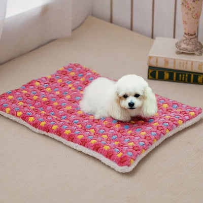 caniche couché sur tapis chien rose avec étoiles flanelle respirante