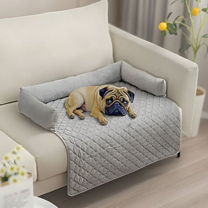 carlin couché sur canapé lit pour chien gris clair douni