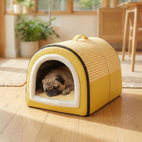 carlin endormi dans niche pour chien intérieur jaune imperméable