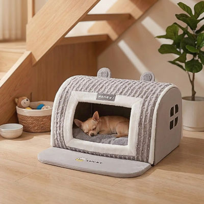 chihuahua endormi dans niche d'intérieur pour chien pimous grise
