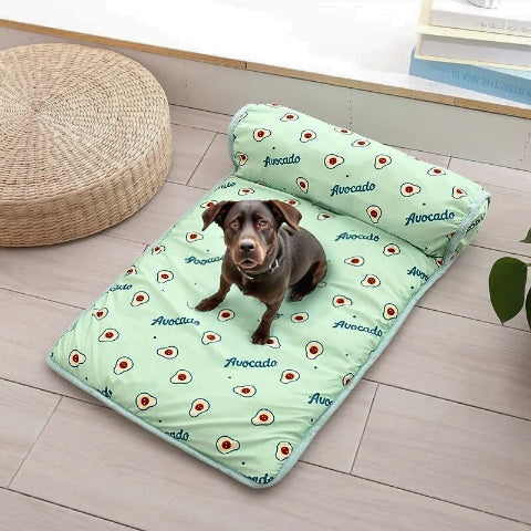 chiot assis sur tapis pour chien rafraichissant vert chouchou