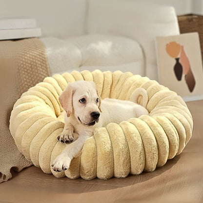 chiot couché dans lit pour chien beige spirou