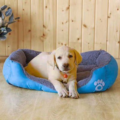 Chiot golden allongé dans un couchage chien Cozy bleu avec isolation thermique