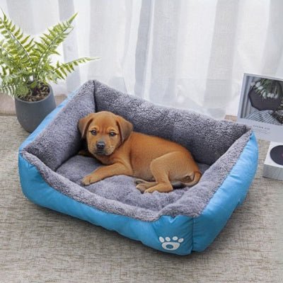 Chiot labrador allongé dans un couchage chien Cozy en peluche polaire respirante