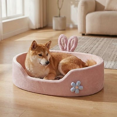 Shiba inu allongé dans un couchage chien Rosi rose avec coussin amovible