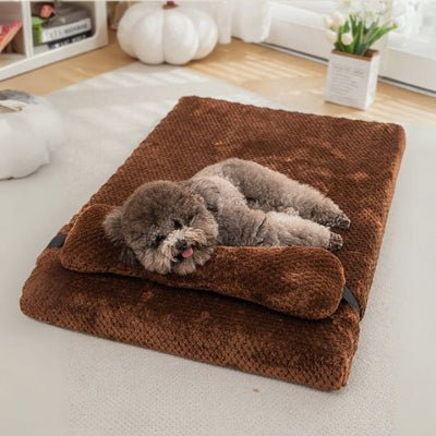 Caniche toy allongé sur un coussin déhoussable pour chien Ducou marron lavable