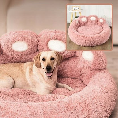 labrador allongé dans panier pour chien rose patte