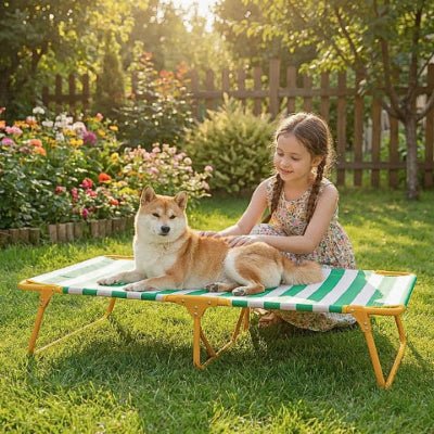 Shiba inu allongé sur un lit de camp pour chien Solel rayé vert antidérapant