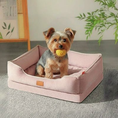 Yorkshire terrier assis dans un lit pour chien Holar rose durable