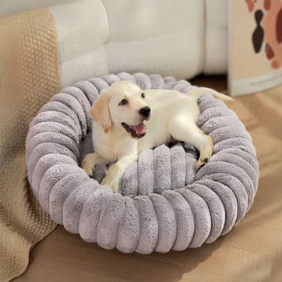 Chiot labrador couché dans un lit pour chien Spirou gris en fausse fourrure
