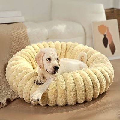 Chiot labrador couché dans lit pour chien Spirou beige sécurisant et antistress