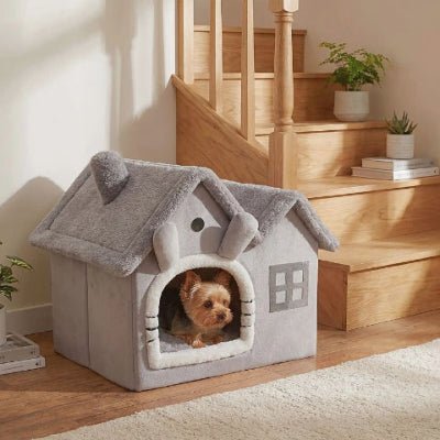Yorkshire terrier couché dans une maison pour chien Plumette lavable grise