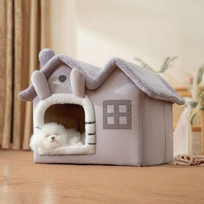 Bichon maltais endormi dans une maison pour chien Plumette pliable grise