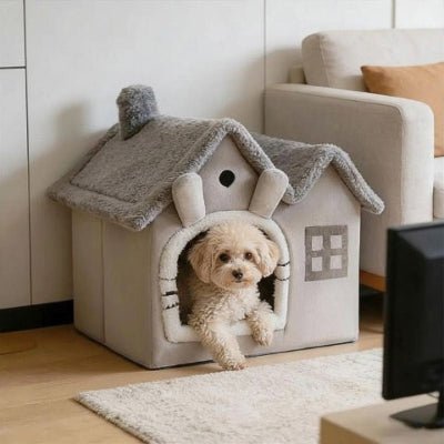 Caniche toy couché dans une maison pour chien Plumette antidérapante grise