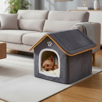 yorkshire terrier endormi dans une niche d'intérieur pour chien grise foncée