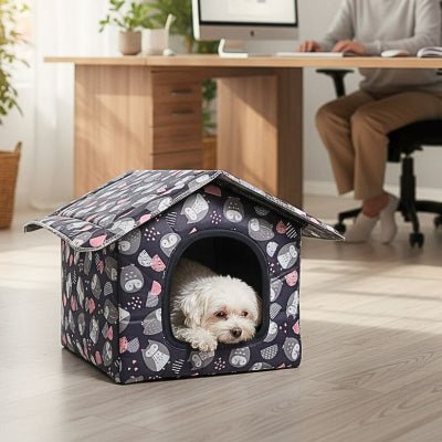 bichon maltais couché dans une niche d'intérieur pour chien noire