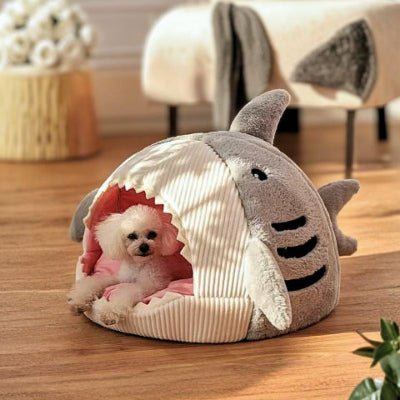 Caniche toy dans une niche d'intérieur pour chien Requinou grise douillette
