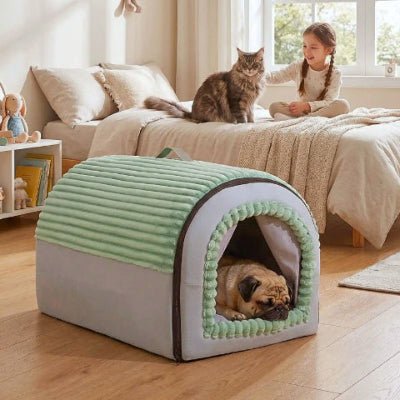 Carlin endormi dans une niche d'intérieur pour chien Veluna lavable verte