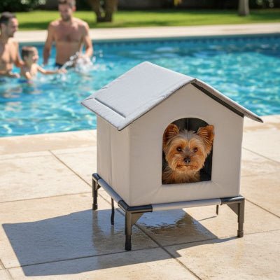 Yorkshire terrier allongé dans une niche pour chien extérieur Minix pliable