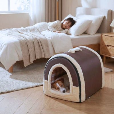 Fox terrier couché dans une niche pour chien intérieur Nuvia marron confortable