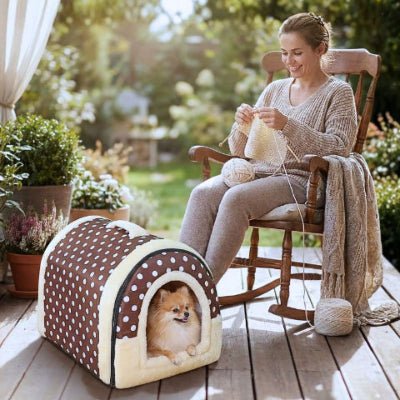 Poméranien dans une niche pour chien intérieur Nuvia marron avec des pois