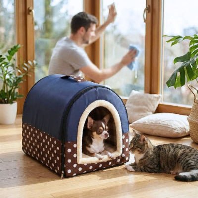 Chihuahua couché dans une niche pour chien intérieur Nuvia marron et bleue