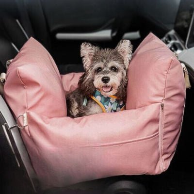 yorkshire terrier assis dans un panier à chien nomadix rose en tissu hydrofuge