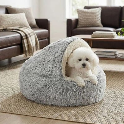 Caniche toy debout dans un panier à chien Cookie gris en fourrure synthétique