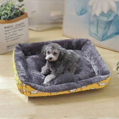 caniche toy allongé dans panier pour chien lineo jaune peluche courte intérieur