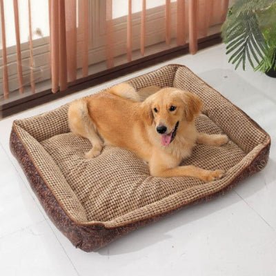 golden retriever couché dans un panier xxl pour chien marron en cachemire