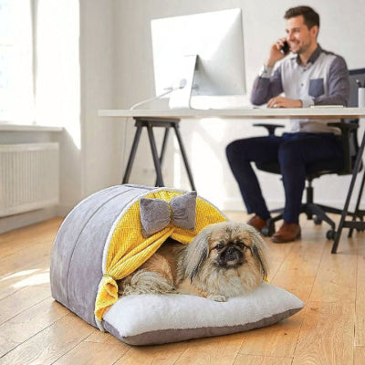 pékinois couché dans grotte pour chien grise nougat