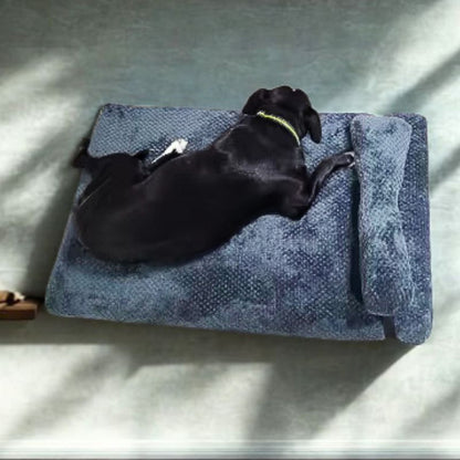 pitbull noir allongé sur coussin pour chien déhoussable moelleux confo