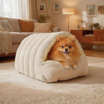 poméranien allongé dans grotte pour chien beige mochi