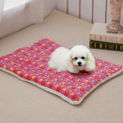 caniche couché sur un tapis chien rose étoilé à double face toutes saisons