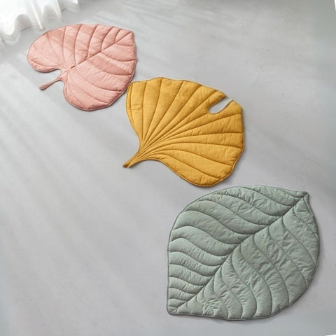 tapis pour chien en trois couleurs sur plancher farfel