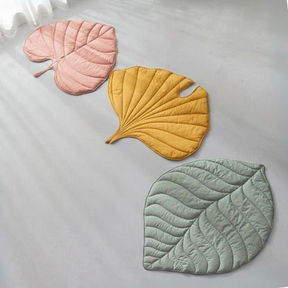 tapis pour chien en trois couleurs sur plancher farfel